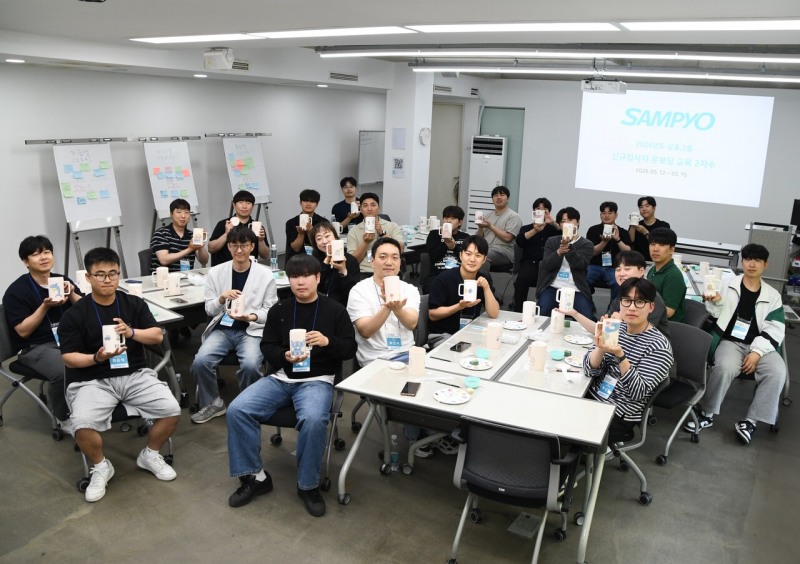 삼표그룹 신입사원들이 사회공헌 봉사활동을 진행하고 기념촬영을 하는 모습./사진제공=삼표그룹