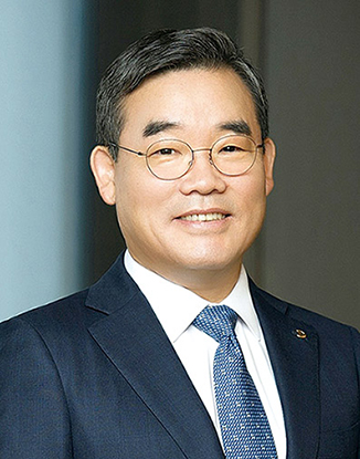 △1966년생 / 전라남도 장흥 출생 / 공군사관학교 졸업 / 목원대 산업정보대학원 경영학 석사 / 제19전투비행단장 / 방위사업청 지휘정찰사업부장 / 방위사업청 항공기사업부장 / 2020년 공군 준장 예편 / 2020년 헤럴드 부사장 / 2021년 중흥그룹 대우건설 인수단장 / 2022년 대우건설 경영지원본부장 부사장 / 2023년 대우건설 총괄 부사장 / 2024년~ 대우건설 대표이사 사장.
