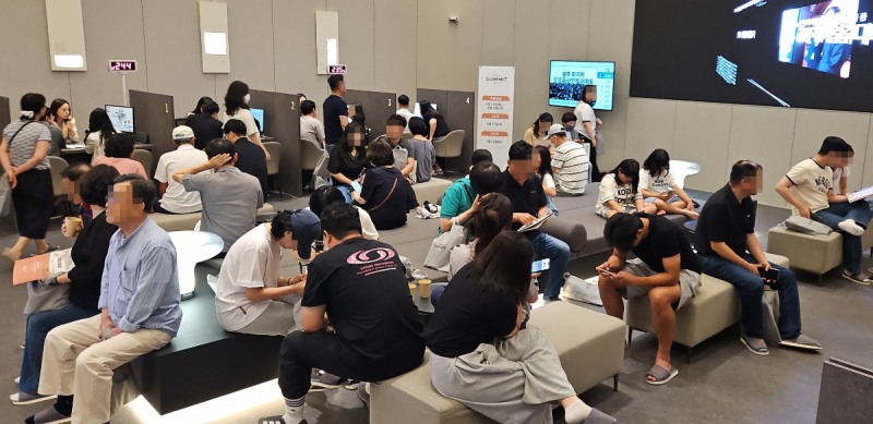 지난 12일 개관한 '호반써밋 첨단3지구' 견본주택에 방문객이 운집해 있다. 방문객이 상담을 기다리고 있는 모습./사진제공=호반건설