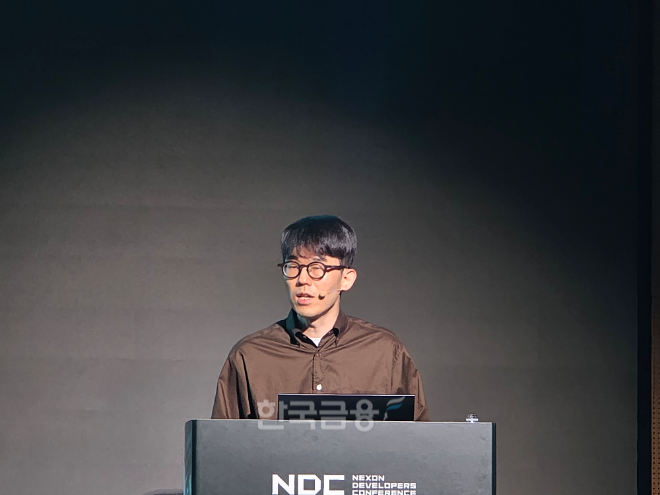 강대현 넥슨코리아 공동대표가 16일 개막한 NDC 2026에서 '구현이 쉬워지는 시대, 우리는 무엇으로 경쟁하는가'를 주제로 강연을 진행 중이다. / 사진=김재훈 기자