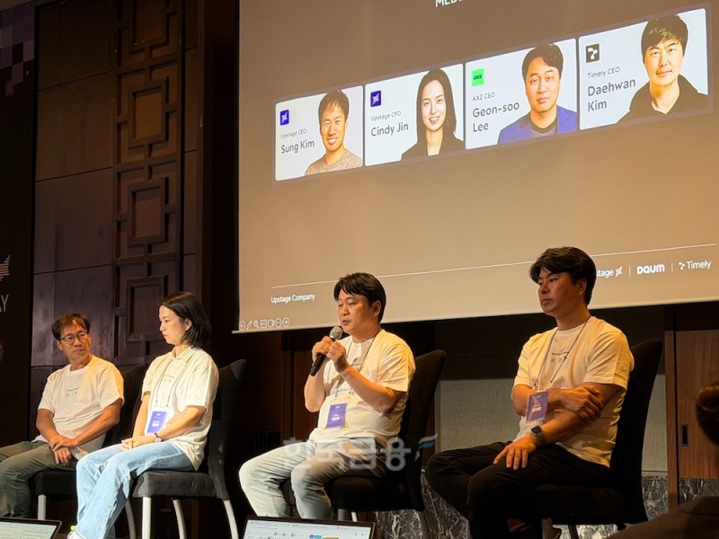 (왼쪽부터) 김성훈 업스테이지 대표, 진윤정 최고재무책임자(CFO),이건수 AXZ 대표, 김대환 타임리 대표 . /사진=정채윤 기자