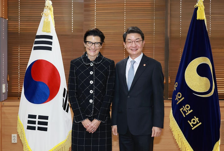 지난해 10월 제인 프레이저 미국 씨티그룹 본사 이사회 의장 겸 CEO를 만난 이억원 금융위원장 / 사진=금융위원회
