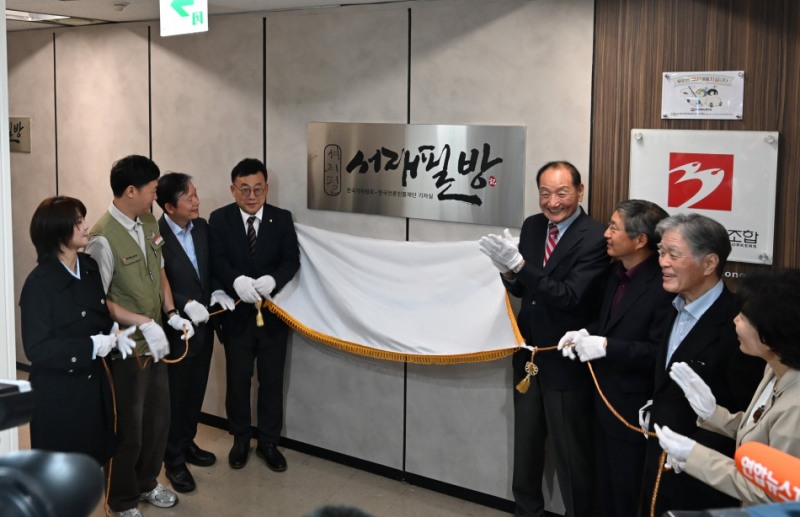 왼쪽부터 최지숙 연합뉴스 TV 기자, 조성은 전국언론노동조합 수석부위원장, 이태규 신문방송편집인협회 회장, 박종현 한국기자협회 회장, 김효재 한국언론진흥재단 이사장, 방문신 한국방송협회 회장, 정진석 외국어대 명예교수, 정은경 서민금융진흥원장‧신용회복위원회 위원장./사진제공=한국기자협회