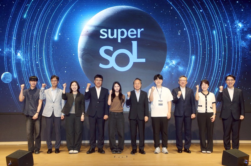 행사에 참석한 (사진 왼쪽에서 두번째)이선훈 신한투자증권 사장, (사진 왼쪽에서 네번째)박창훈 신한카드 사장, (사진 왼쪽에서 여섯번째)진옥동 신한금융그룹 회장, (사진 왼쪽에서 여덟번째)정상혁 신한은행장, (사진 왼쪽에서 열번째)천상영 신한라이프 사장이 고객들과 함께 기념촬영을 하고 있다. / 사진제공=신한금융그룹