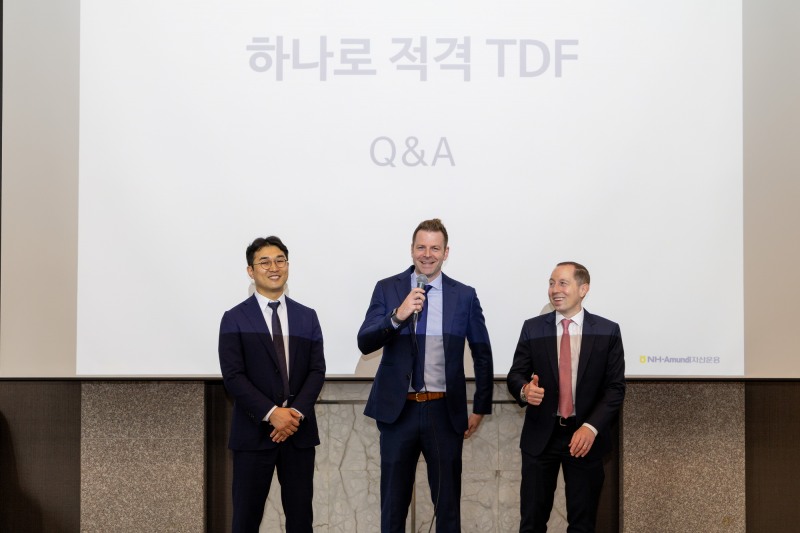 NH-Amundi자산운용은 18일 서울 더 플라자 호텔에서 자산운용사 올스프링(Allspring)과 함께 '하나로 TDF 투자전략 간담회'를 개최했다. 왼쪽부터 김석환 NH-Amundi운용 솔루션팀장, 프랭크 쿡(Frank Cooke) 올스프링 글로벌솔루션부문 총괄, 마티아스 샤이버(Matthias Schieber) 올스프링 멀티에셋부문 총괄. / 사진제공=NH-Amundi자산운용(2026.6.18)