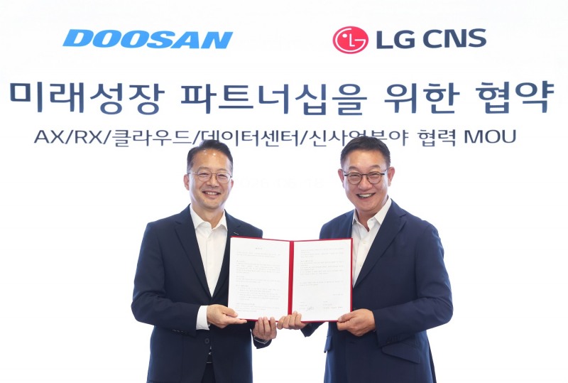 현신균 LG CNS 사장(오른쪽)과 유승우 ㈜두산 사장이 18일 업무협약식 이후 기념 사진을 촬영하고 있는 모습. /사진=LG CNS