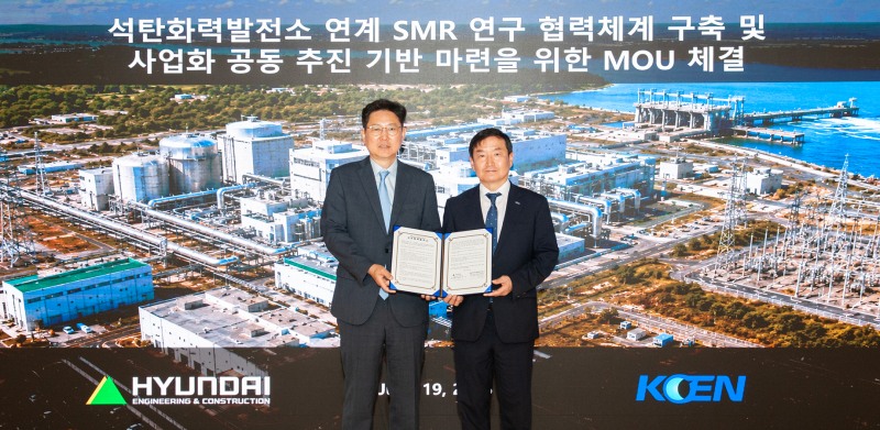 현대건설 최영 뉴에너지사업부장(왼쪽)과 이영기 한국남동발전 안전기술부사장이 업무협약 체결한 후 기념촬영을 하는 모습./사진제공=현대건설.