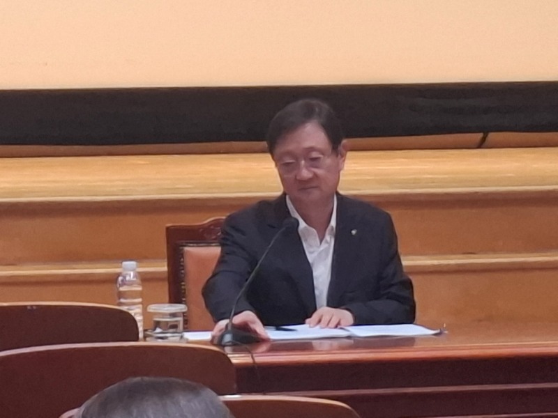 22일 오전 금융감독원에서 열린 월례 기자간담회에서 이찬진 금융감독원장이 답변을 준비하고 있다. / 사진=장호성 기자