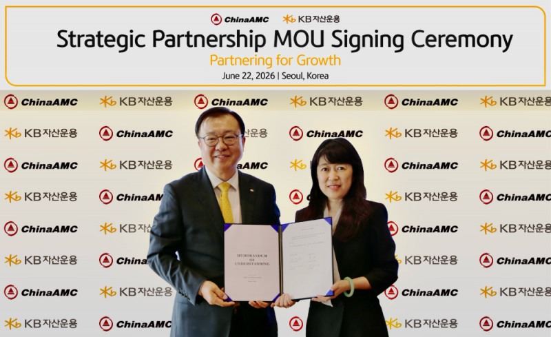 KB자산운용은 지난 22일 서울 여의도 본사에서 중국 ETF 1위 자산운용사 차이나에셋매니지먼트(China AMC)와 ETF 사업 협력을 위한 전략적 업무협약(MOU)을 체결했다. 협약식에 참석한 김영성 KB자산운용 대표이사(왼쪽)와 리 이메이 China AMC 대표이사. / 사진제공= KB자산운용(2026.06.23)