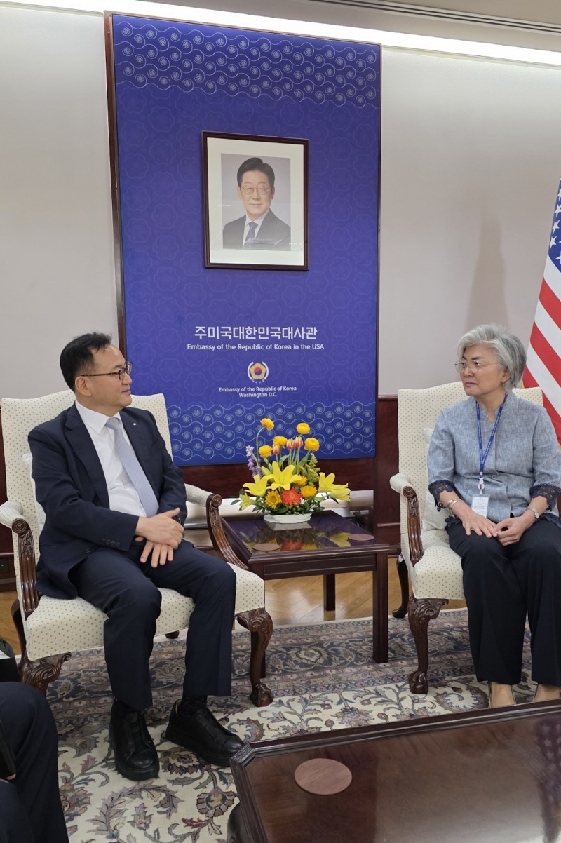 지난 18일 주미국대한민국대사관에서 명노현 LS 부회장(왼쪽)과 강경화 주미한국대사가 한미 전략산업 발전을 위한 협력 방안을 논의하고 있다. /사진=LS