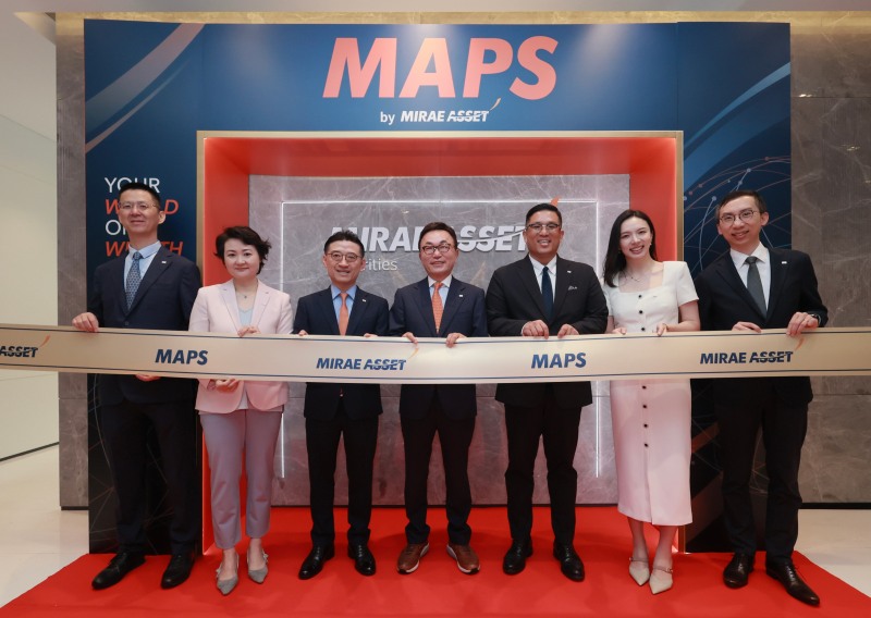 26일 홍콩 현지에서 'MAPS by Mirae Asset' 공식 행사가 진행된 가운데, (왼쪽부터) 미래에셋증권 홍콩법인 Stanley Chen Head of Wealth Management, Shasha Huang Head of Investment and capital markets, 미래에셋증권 김미섭 부회장, 미래에셋그룹 박현주 GSO, 미래에셋증권 홍콩법인 성준엽 대표, 상해사무소 Elisa Zha 소장, 홍콩법인 Alex Sung Head of IT 가 기념사진을 촬영하고 있다. / 사진제공= 미래에셋증권(2026.06.29)