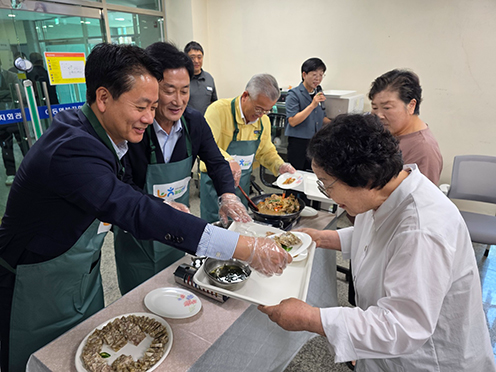 ▲ 김주양 농협경제지주 농업경제대표이사와 류경완 남해군수, 이은영 동남해농협 조합장이 경남 남해군 이동면 복지회관에서 열린 농촌 경로당 반조리식품 지원사업 현장간담회에서 어르신들에게 반조리식품을 배식하고 있다.