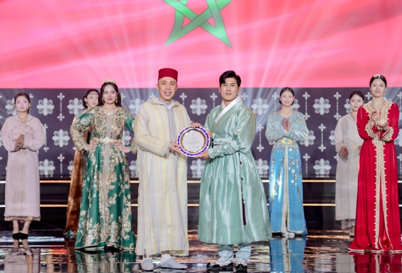 정사무엘 조직위원장이 샤픽 하샤디 주한 모로코 국왕 폐하의 대사에게 양국 문화교류 증진에 기여한 공로를 기리며 감사패를 전달하고 있다.