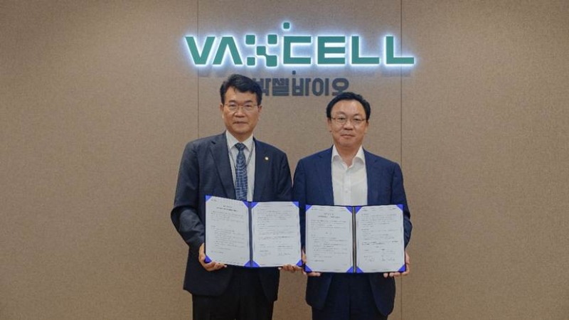 박셀바이오가 1일 아이티아이즈와 생성형 인공지능(GENAI) 기반 AI 솔루션을 활용한 차세대 세포·유전자치료제(CGT) 및 항암면역치료제 개발을 위한 업무협약(MOU)을 체결했다. 이제중 박셀바이오 대표(왼쪽)와 이성남 아이티아이즈 대표가 MOU 체결 후 기념촬영을 하고 있다. ⓒ 박셀바이오