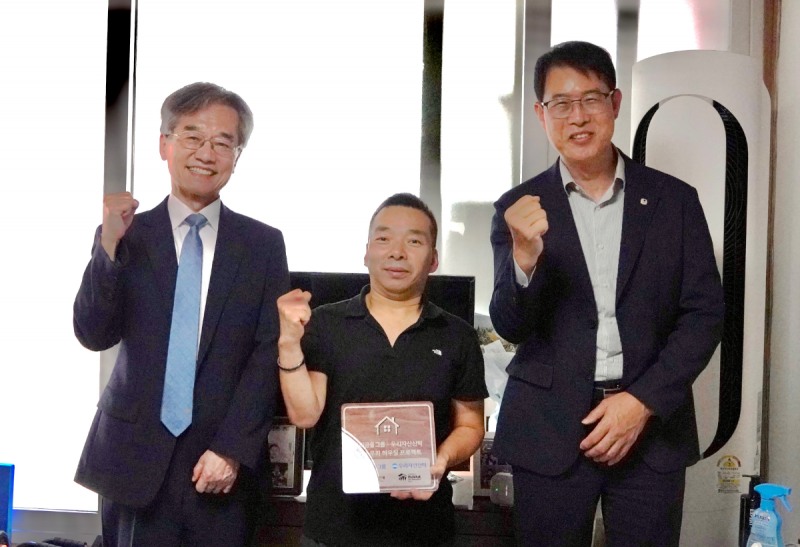 우리자산신탁이 지난달 29일 한국해비타트와 함께 주거 취약계층의 주거환경 개선을 위한 사회공헌사업인 ‘With우리 하우징 프로젝트’를 성공적으로 마무리하고, 사업 완공을 기념하는 헌정식을 개최했다.김범석 우리자산신탁 대표이사(사진 오른쪽), 이광회 한국해비타트 사무총장(사진 왼쪽)이 'With우리 하우징' 고객과 함께 기념촬영을 하고 있다. /사진제공=우리자산신탁