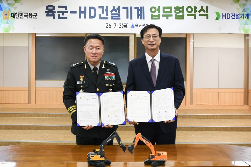 HD건설기계와 육군본부가 건설장비 무인화 등 기술 교류 및 정비 인력 양성을 위한 업무협약을 체결했다. (사진 오른쪽부터) 문재영 HD건설기계 사장, 하헌철 육군본부 군수참모부장 소장. /사진=HD건설기계