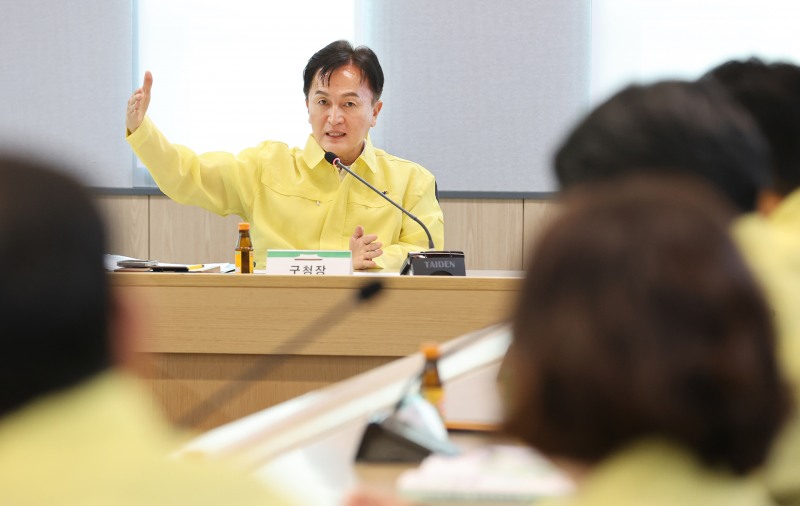 류삼영 동작구청장이 관계부서 직원들과 함께 풍수해 대책 회의를 진행하는 모습. /사진제공=동작구