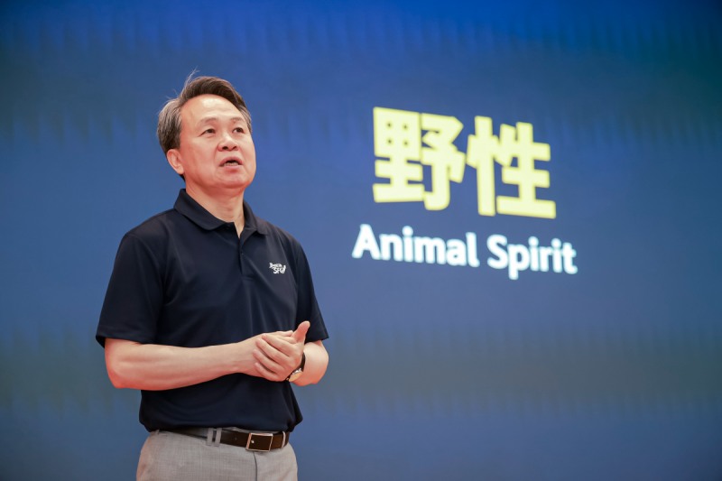 진옥동 신한금융그룹 회장이 2026 하반기 경영포럼에서 강연을 진행하고 있다. / 사진제공 = 신한금융지