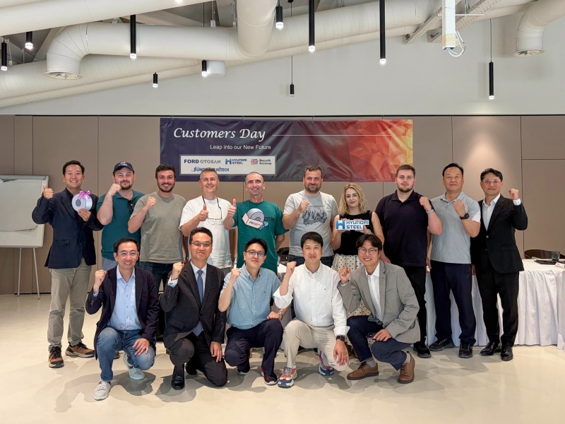 현대제철 및 글로벌 고객사 임직원들이 Customers Day 행사에서 단체 기념사진 촬영에 임하고 있다. /사진=현대제철