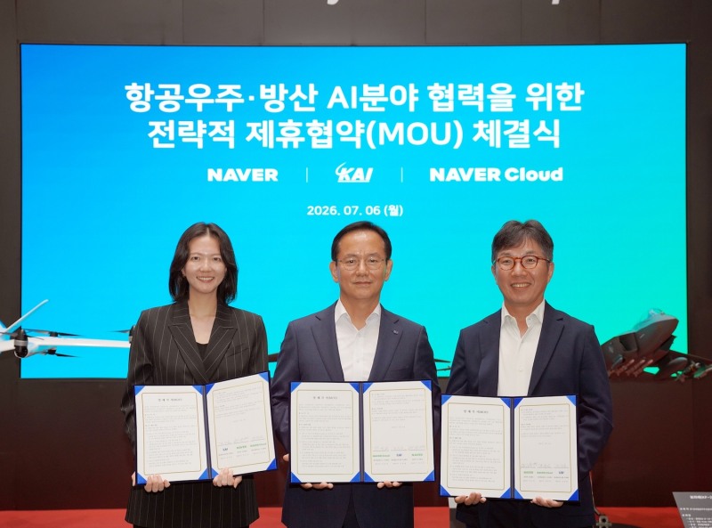 (왼쪽부터) 최수연 네이버 대표, 김종출 KAI 대표이사 사장, 김유원 네이버클라우드 대표. /사진=네이버