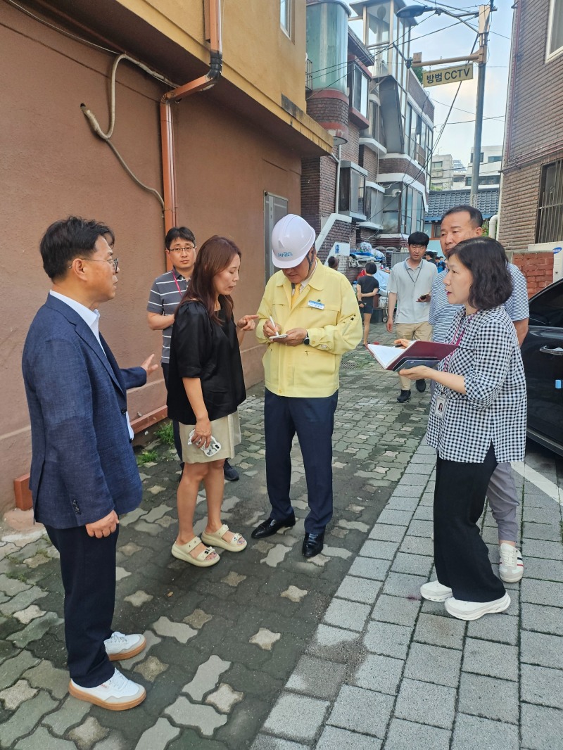 유동균 마포구청장과 남해석 마포구의회 의원이 염리동 정전 현장을 찾아 주민들과 소통하는 모습./사진제공=마포구민