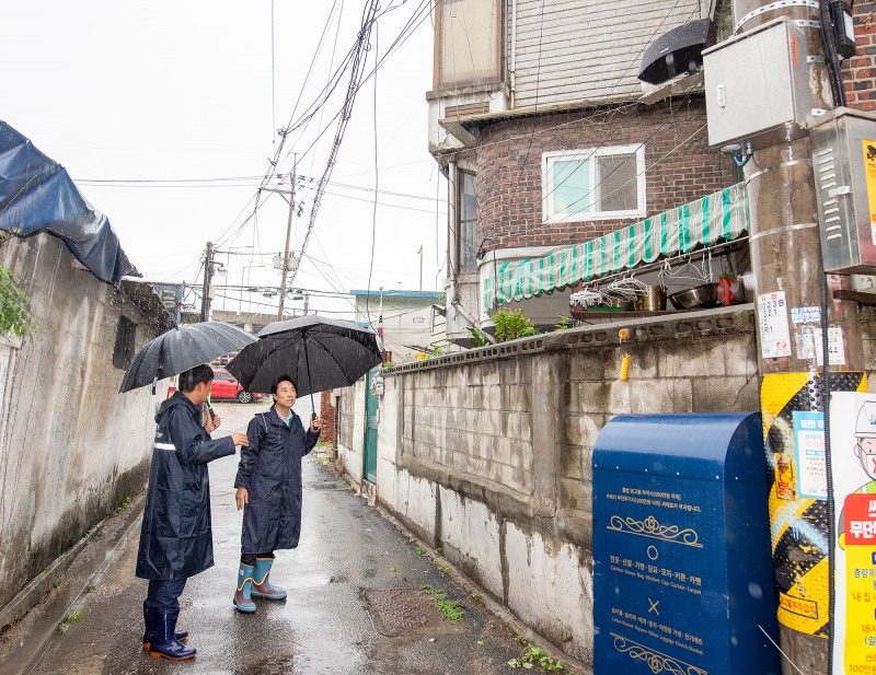 김경대 용산구청장이 9일 서울 지역에 호우특보가 발효되자 침수 우려 골목길을 찾아 IoT 레이더 침수경보시설 작동 상황을 점검하는 모습./사진제공=용산구
