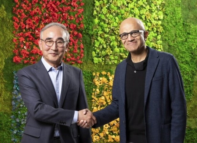 (왼쪽부터) 김영섭 KT 대표이사, 사티아 나델라 마이크로소프트 최고경영자(CEO) 겸 이사회 의장이 지난 2024년 7월 파트너십을 체결 후 기념사진을 촬영하는 모습. / 사진=KT
