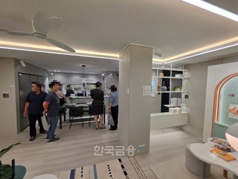 59㎡A타입 거실에서 바라본 모습. 오른쪽 기둥을 통해 가변형 벽면을 세워 방을 만들거나 개방할 수 있다. /사진=조범형 기자