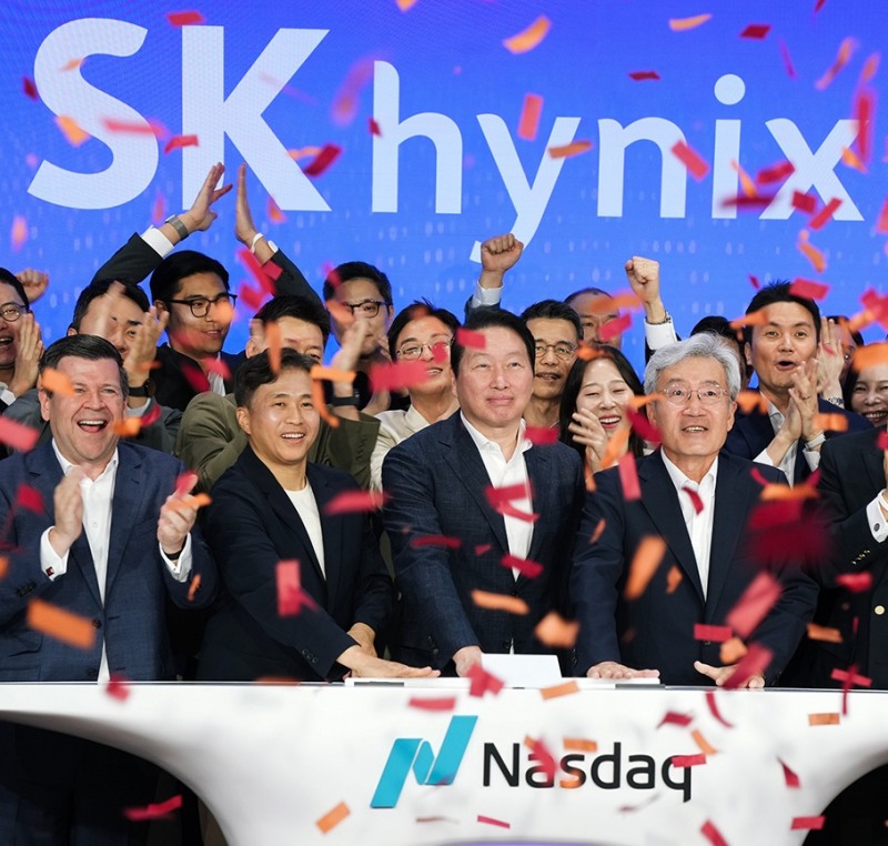 (왼쪽 첫줄 두번째부터) 곽노정 SK하이닉스 사장, 최태원 SK 회장, 고승범 SK하이닉스 이사회 의장. 사진=SK하이닉스
