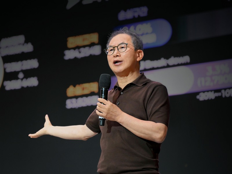 지난 10일 경남 사천 KB 인재니움 연수원에서 진행된 ‘2026년 하반기 그룹 경영진 워크숍’에서 양종희 KB금융그룹 회장이 CEO 특강을 진행하고 있다. / 사진제공=KB금융그룹