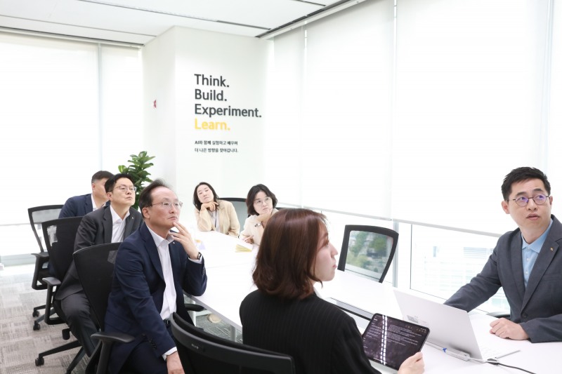 지난 1일 서울 여의도에 위치한 'KB AI Dev센터' 개소를 기념해 이환주 KB국민은행장과 센터 관계자들이 회의를 진행하고 있다. / 사진제공=KB국민은행