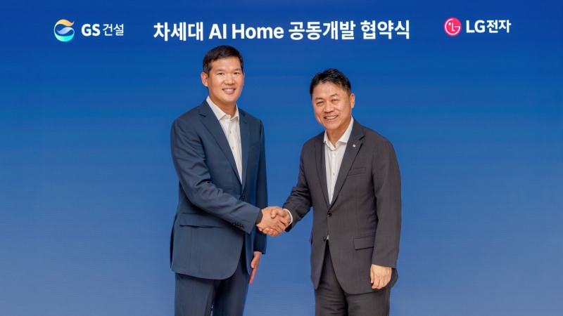 허윤홍 GS건설 대표(왼쪽)와 류재철 LG전자 사장이 차세대 AI홈 공동개발 업무협약을 체결하고 기념촬영을 하는 모습. /사진제공=GS건설