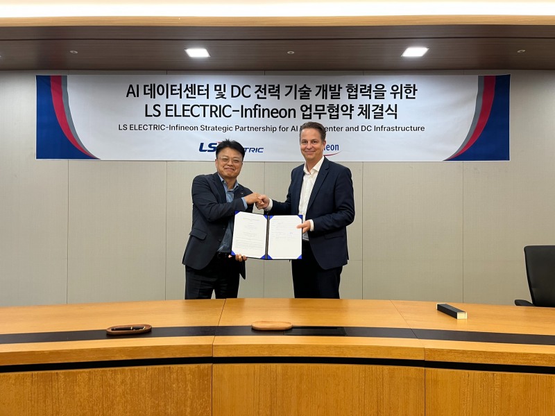 LS일렉트릭이 지난 10일 경기도 안양 LS일렉트릭 R&D캠퍼스에서 ‘AI 데이터센터와 직류(DC) 전력 기술 개발 협력을 위한 업무협약(MOU)’를 체결했다. 협약 체결 후 안길영 LS일렉트릭 생산/R&BD 총괄(왼쪽)과 안드레아스 바이슬 인피니언 테크놀로지스 산업·인프라(I2) 부문 최고영업책임자(CSO) 겸 수석부사장이 기념사진 촬영에 임하고 있다. 사진=LS일렉트릭