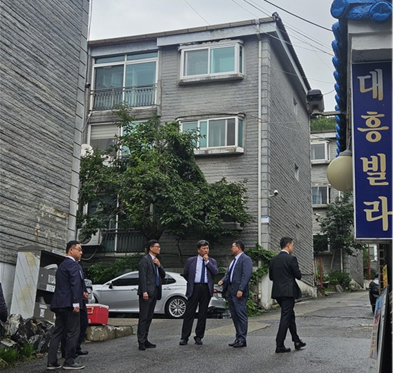 시흥동 사업지를 찾아 사업 추진 현황과 입지 여건을 점검 중인 강경민 극동건설 대표(사진 오른쪽에서 세 번째). /사진제공=극동건설