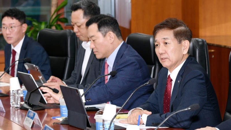 금융투자협회는 14일 여의도 금투협에서 대신, 메리츠, 미래, 삼성, 신한, 키움, 하나, 한투, KB, NH 등 대형 증권사인 종투사 10곳 대표 대상 긴급회의를 개최했다. 황성엽 금투협회장(가장 오른쪽)이 발언하고 있다. / 사진제공= 금융투자협회(2026.07.14)