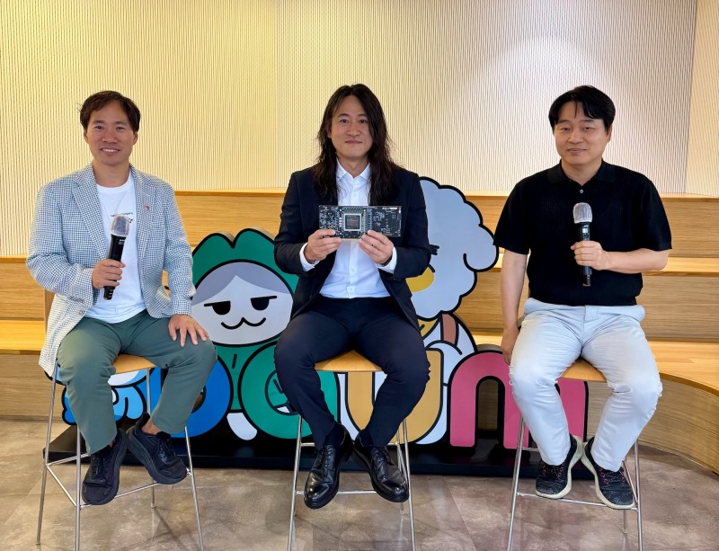 (왼쪽부터) 김성훈 업스테이지 대표, 백준호 퓨리오사AI 대표, 이건수 AXZ 대표가 15일 온라인 대담을 통해 소버린 AI 관점의 3사 협력 방안 등에 대해 논의했다. /사진=업스테이지
