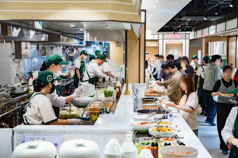 아워홈이 처음 선보인 뷔페 브랜드 '테이크'가 오는 10월 잠실 롯데월드 어드벤처에 2호점 문을 연다. /사진제공=아워홈