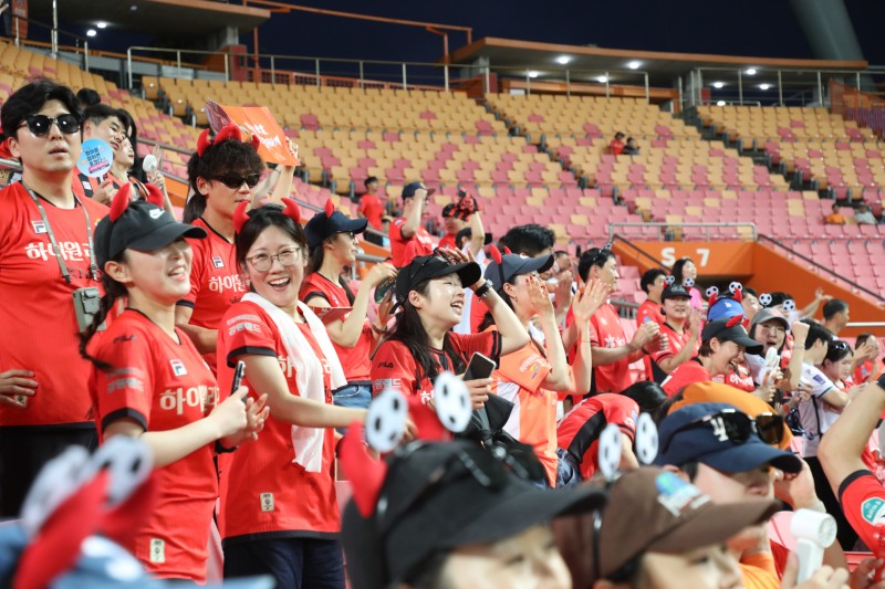 강원랜드 임직원들이 강원FC 경기를 응원하는 모습. /사진제공=강원랜드