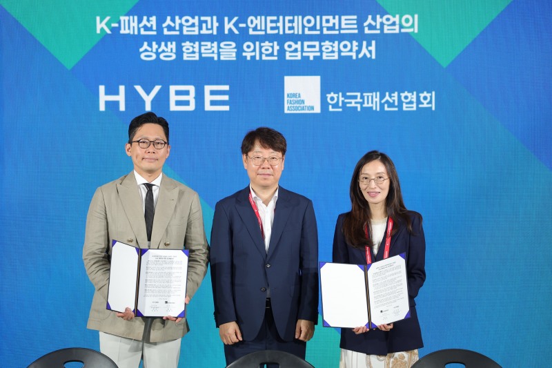(왼쪽부터) 유동주 하이브 뮤직그룹 APAC 대표, 최우혁 산업통상부 첨단산업정책관, 성래은 한국패션협회장이 22일 서울 코엑스에서 진행된 업무협약 체결 후 기념촬영을 하고 있다. /사진제공=하이브