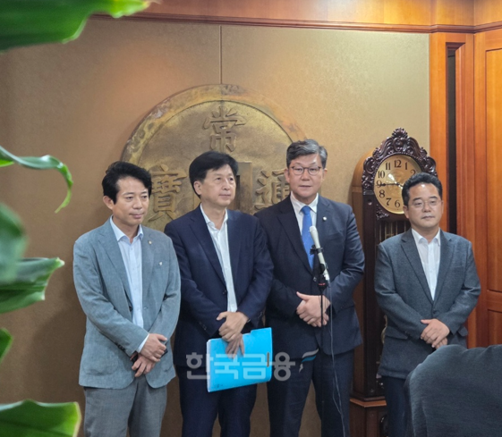 더불어민주당 K자본시장특위는 27일 서울 여의도 금융투자협회에서 금투업계 간담회를 개최하고 단일종목 레버리지 상품 관련 대책을 논의했다. 간담회 후 기자들에게 브리핑하는 모습. / 사진= 한국금융신문(2026.07.27)