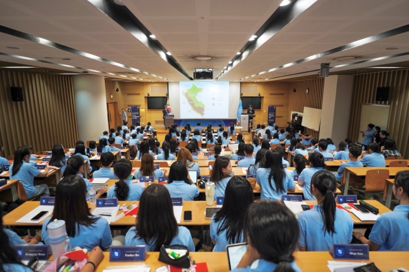 인천 송도 연세대 국제캠퍼스에서 열린 한문화진흥협회 주최 '2026 글로벌 외교캠프 유스 엠버서더(Youth Ambassador) 아카데미 여름캠프'에 참가한 청소년 120명이 대사와의 대화 프로그램을 하고 있다.