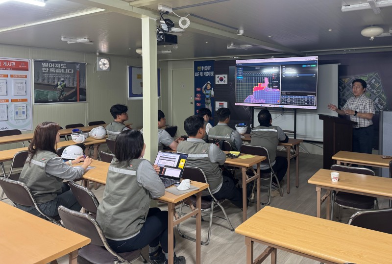 호반건설 현장 기술자들이 AI 기반 레미콘 자동 수량 산출 프로그램 활용 교육을 받고 있다./사진제공=호반건설