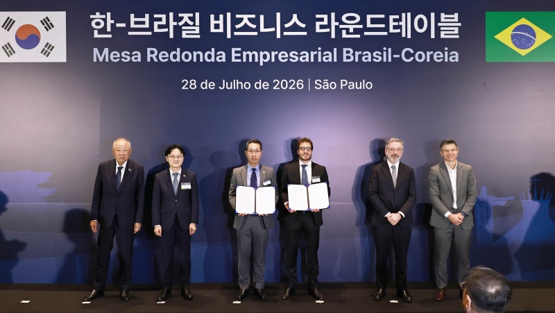 (왼쪽부터) 류진 한국경제인협회 회장, 김정관 산업통상부 장관, 이동훈 SK바이오팜 사장, 마르쿠 빌리(Marco Billi) 유로파마(Eurofarma) 글로벌 CEO, 마르시우 엘리아스 호자(Márcio Elias Rosa) 브라질 개발산업통상서비스부 장관, 라우데미르 뮐러(Laudemir Müller) Apex브라질 회장이 28일(현지시간) 브라질 상파울루에서 열린 '한-브라질 비즈니스 라운드테이블'에서 기념 촬영을 하고 있다. /사진=SK바이오팜