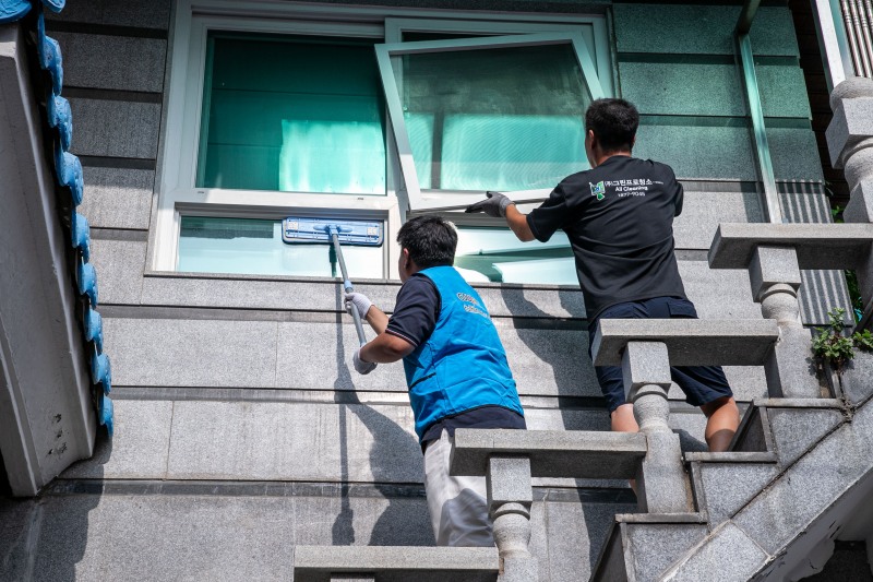 28일 오후 전문 청소업체와 쿠팡풀필먼트서비스 직원들이 서해구 관내 임시 대피소에 체류해온 주민의 거주지를 청소하고 있다./사진제공=쿠팡