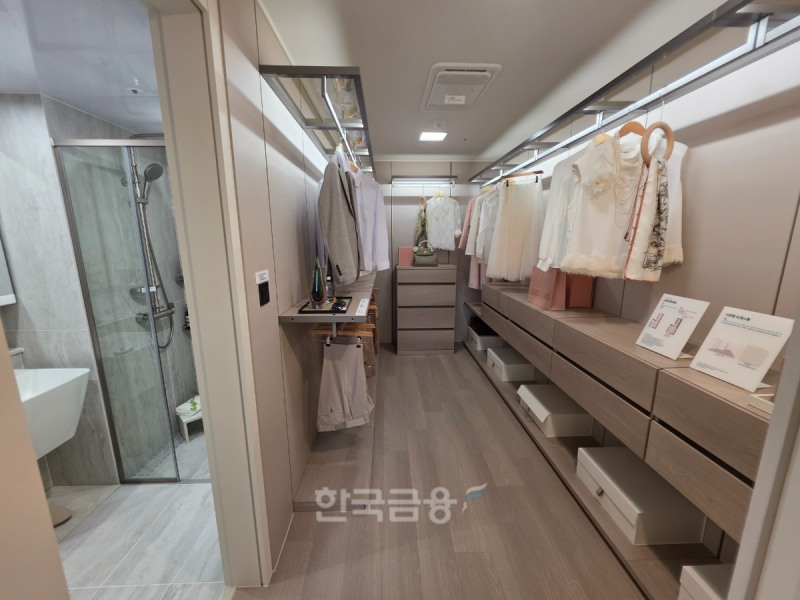84㎡A 유니트 안방의 드레스룸. /사진=조범형 기자