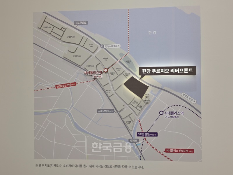 견본주택 내부에 마련된 '한강 푸르지오 리버프론트' 위치도. /사진=조범형 기자