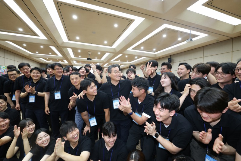 김보현 대우건설 사장(사진 중앙)과 26년 하반기 입사 신입사원. /사진제공=대우건설