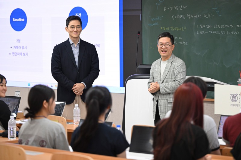 김대헌 호반그룹 기획총괄사장(왼쪽)이 지난 4일 서울대학교에서 열린 'K-과학인재 아카데미 고등학생 캠프'를 찾아 참가 학생들을 격려하며 대화를 나누고 있다. /사진제공=호반그룹