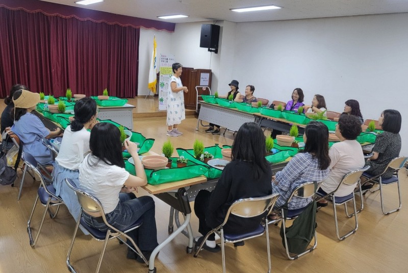 마포구 반려식물 가드닝 프로그램에 참여한 구민들이 원예 실습을 하고 있다. /사진제공=마포구