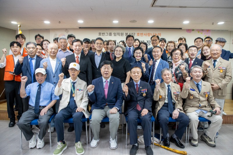 호반그룹 임직원들과 국가유공자들이 지난 6일 서울 서초구보훈회관에서 열린 장수사진 촬영 봉사활동을 마친 뒤 기념촬영을 하고 있다. /사진제공=호반그룹